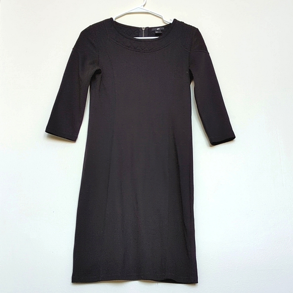 H&M | 3/4 Sleeve Shift Black Dress w/Quilt Detail